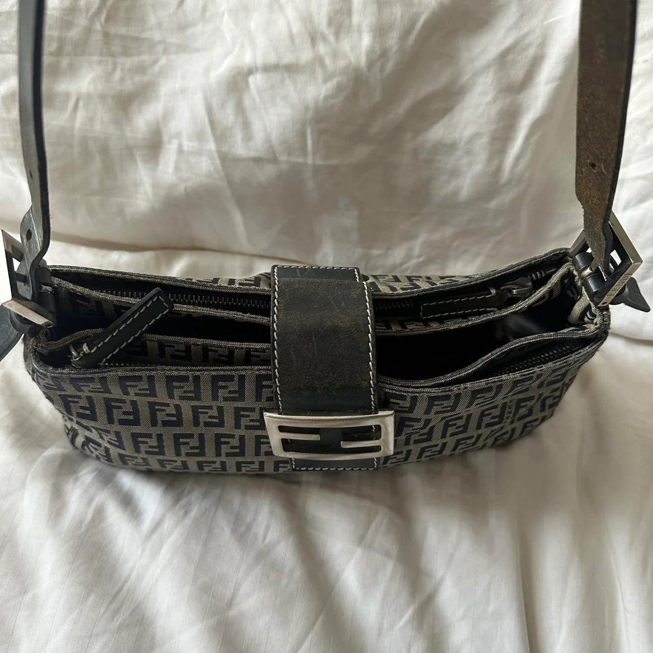 🍇💜Preowned NAVY FENDI BAGUETTE🍇💜