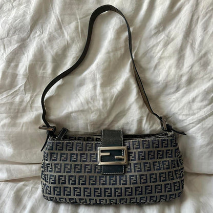 🍇💜Preowned NAVY FENDI BAGUETTE🍇💜