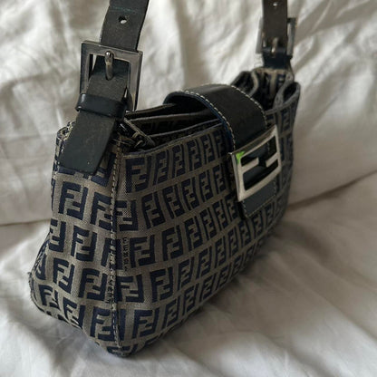 🍇💜Preowned NAVY FENDI BAGUETTE🍇💜