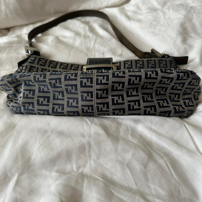 🍇💜Preowned NAVY FENDI BAGUETTE🍇💜